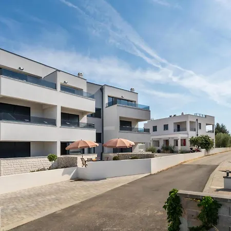 2 Bedroom Stunning In Apartment *