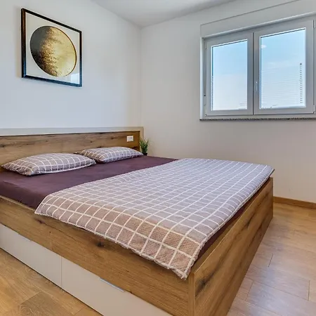 2 Bedroom Stunning In Apartment *